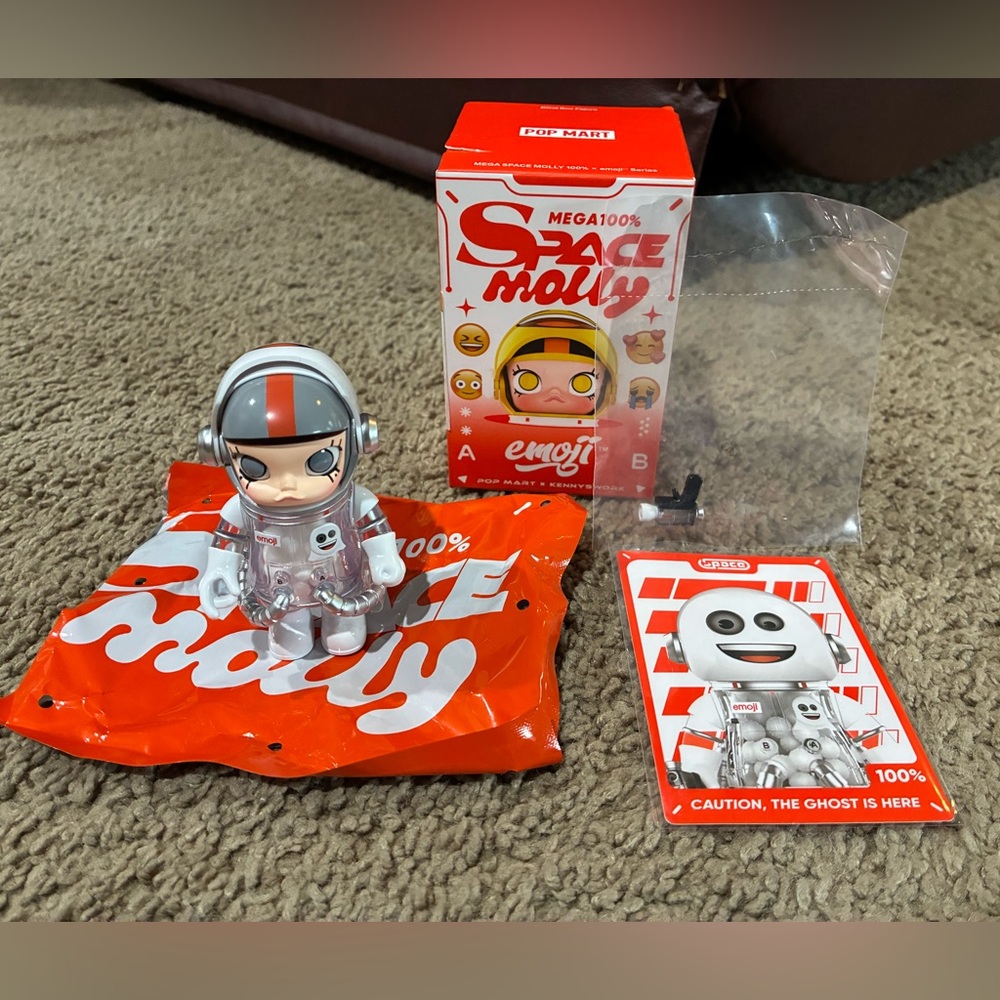 POP MART AUTHENTIC MEGA SPACE MOLLY 100% Emoji Series Figure Confirmed GHOST